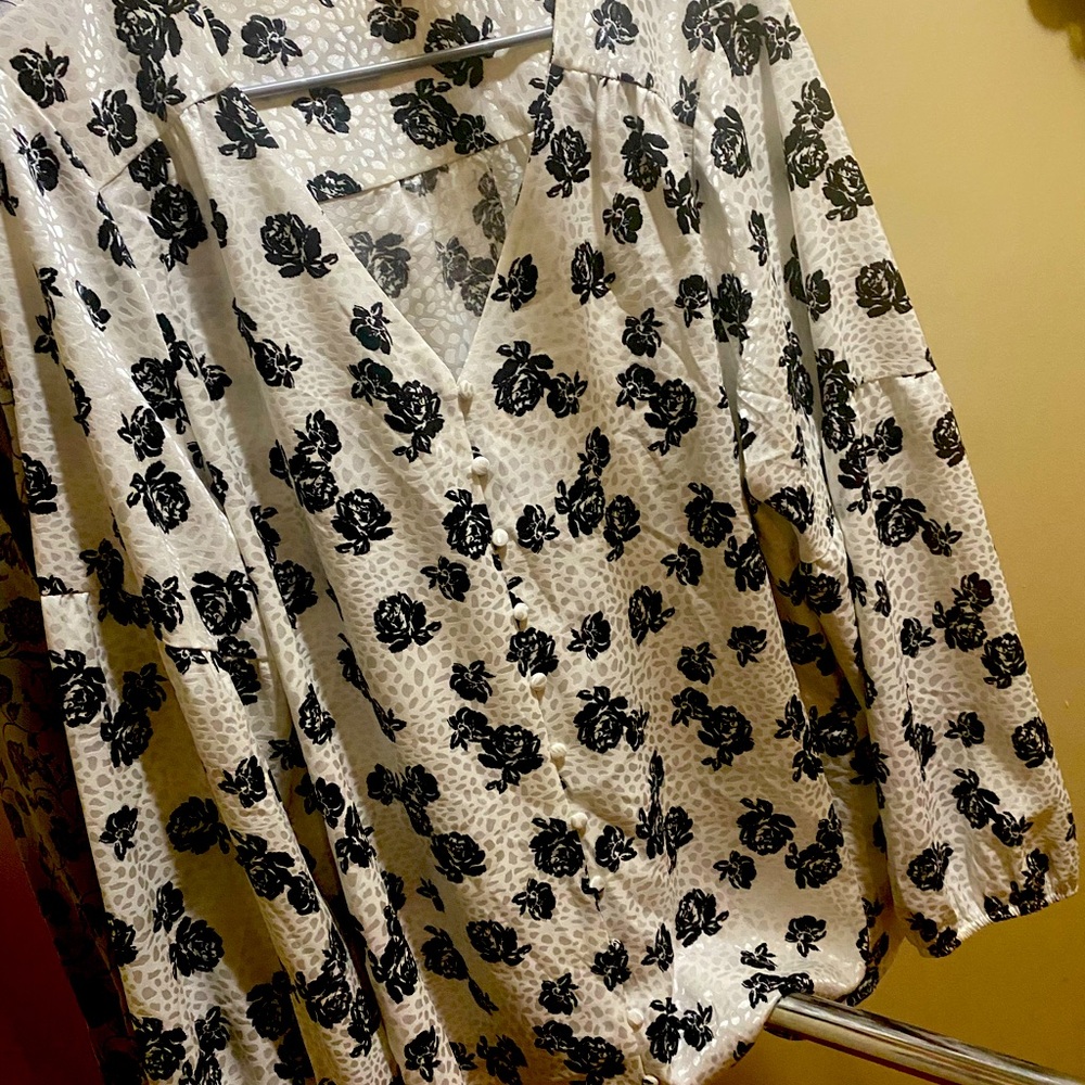 Women’s nice button up - Picture 2 of 3